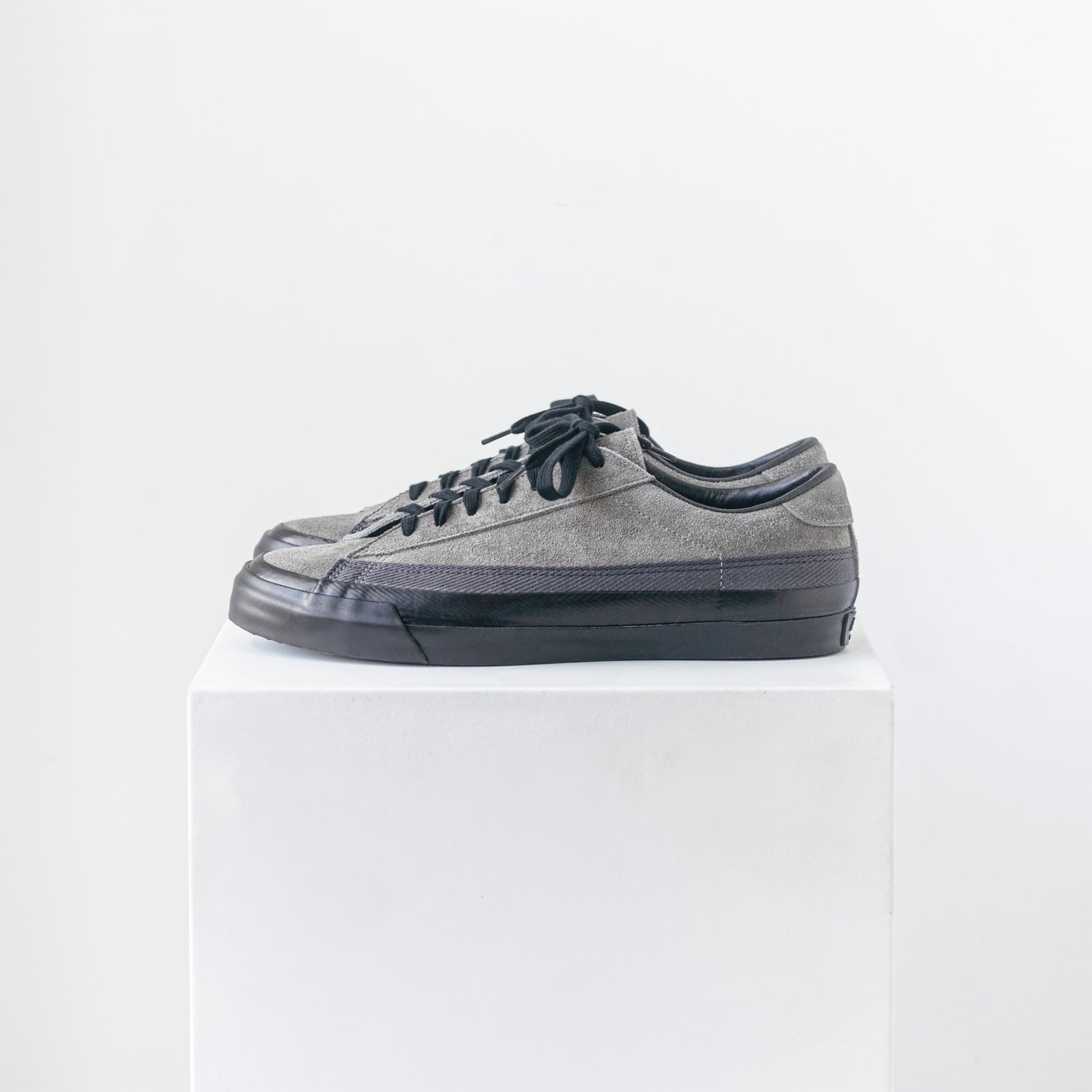 ASAHI BELTED LOW SUEDE - Charcoal/Black – PERSICA